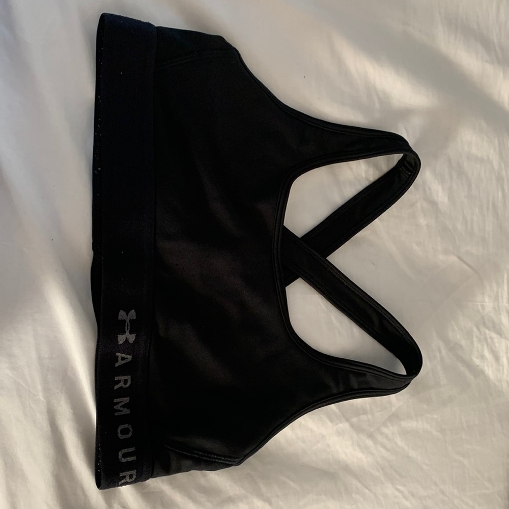 under aurmor medium black sports bra